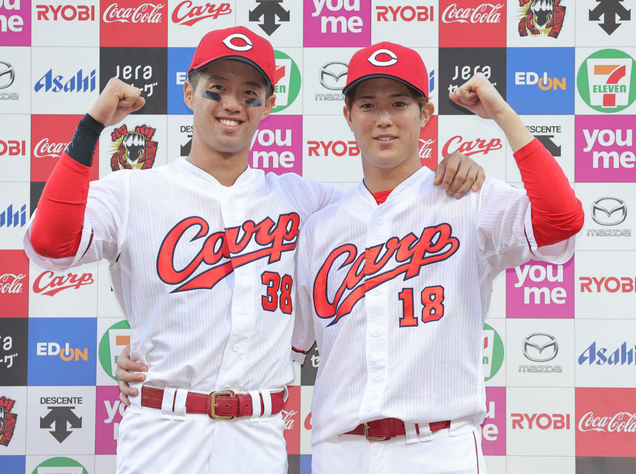 広島対巨人　お立ち台でポーズを決める森下（右）と宇草（左）