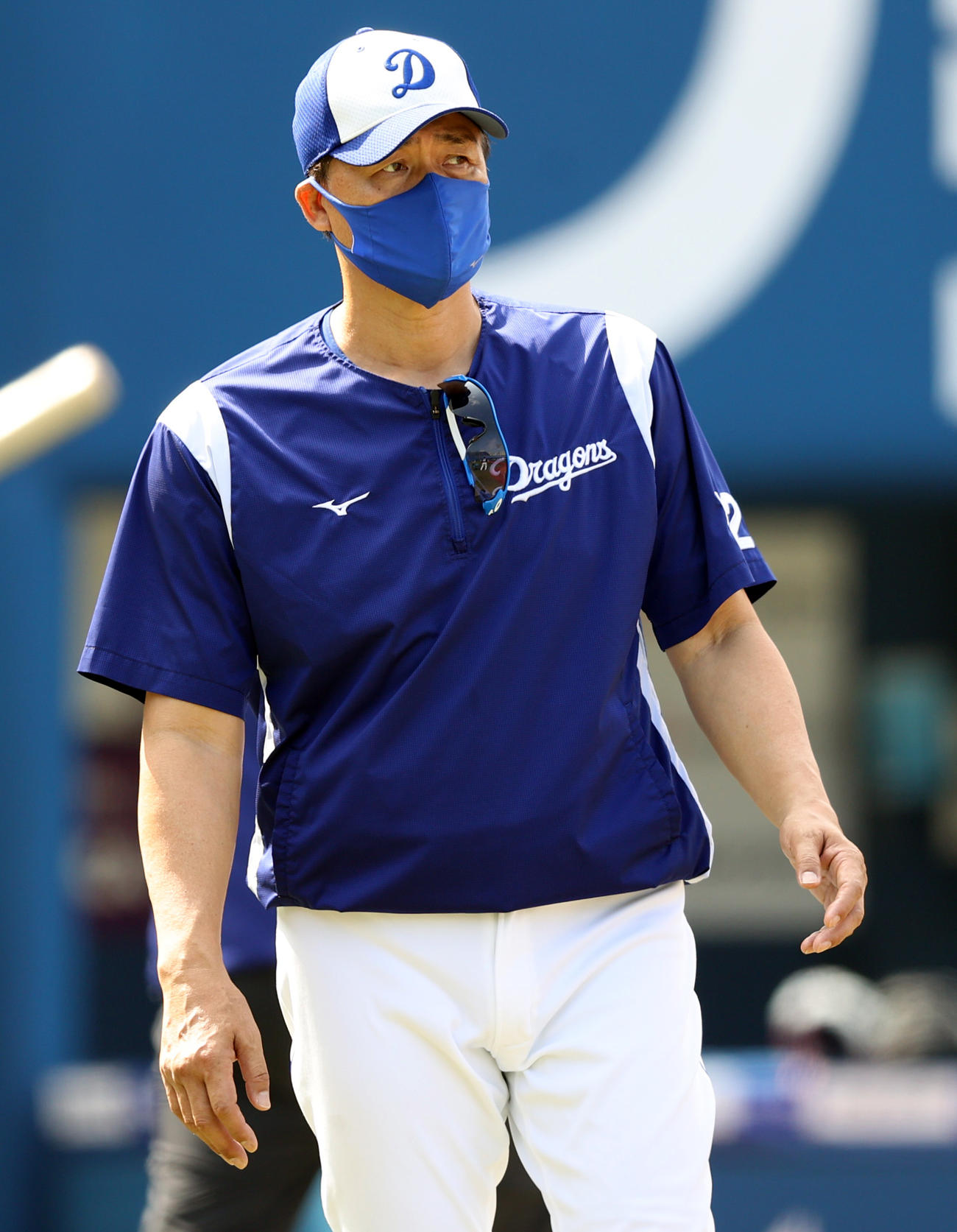 DeNA対中日　試合前、練習を見守る与田監督（撮影・狩俣裕三）