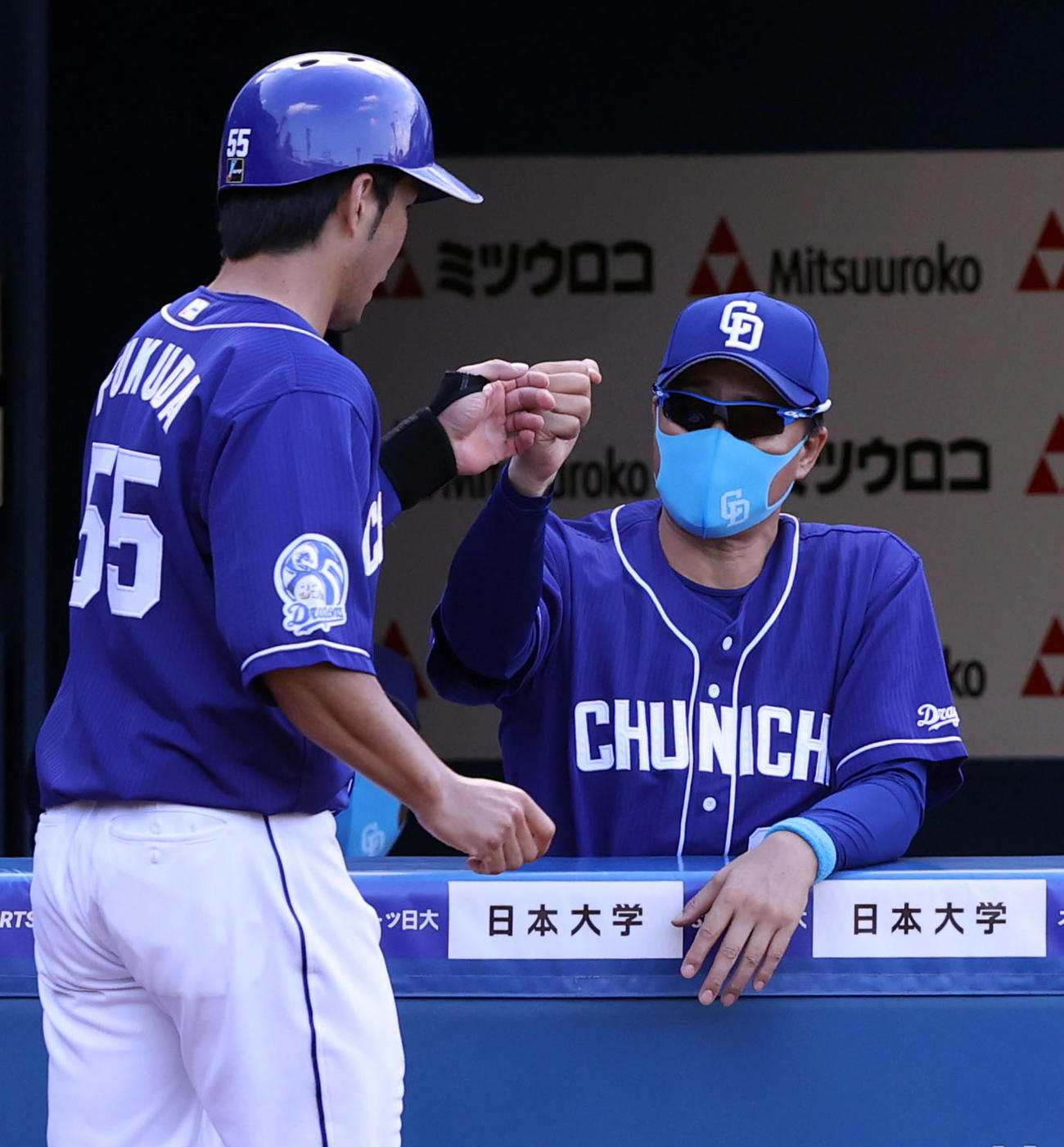 DeNA対中日　2回表中日無死二、三塁、桂の遊ゴロの間に生還した福田（左）を迎える与田監督（撮影・狩俣裕三）