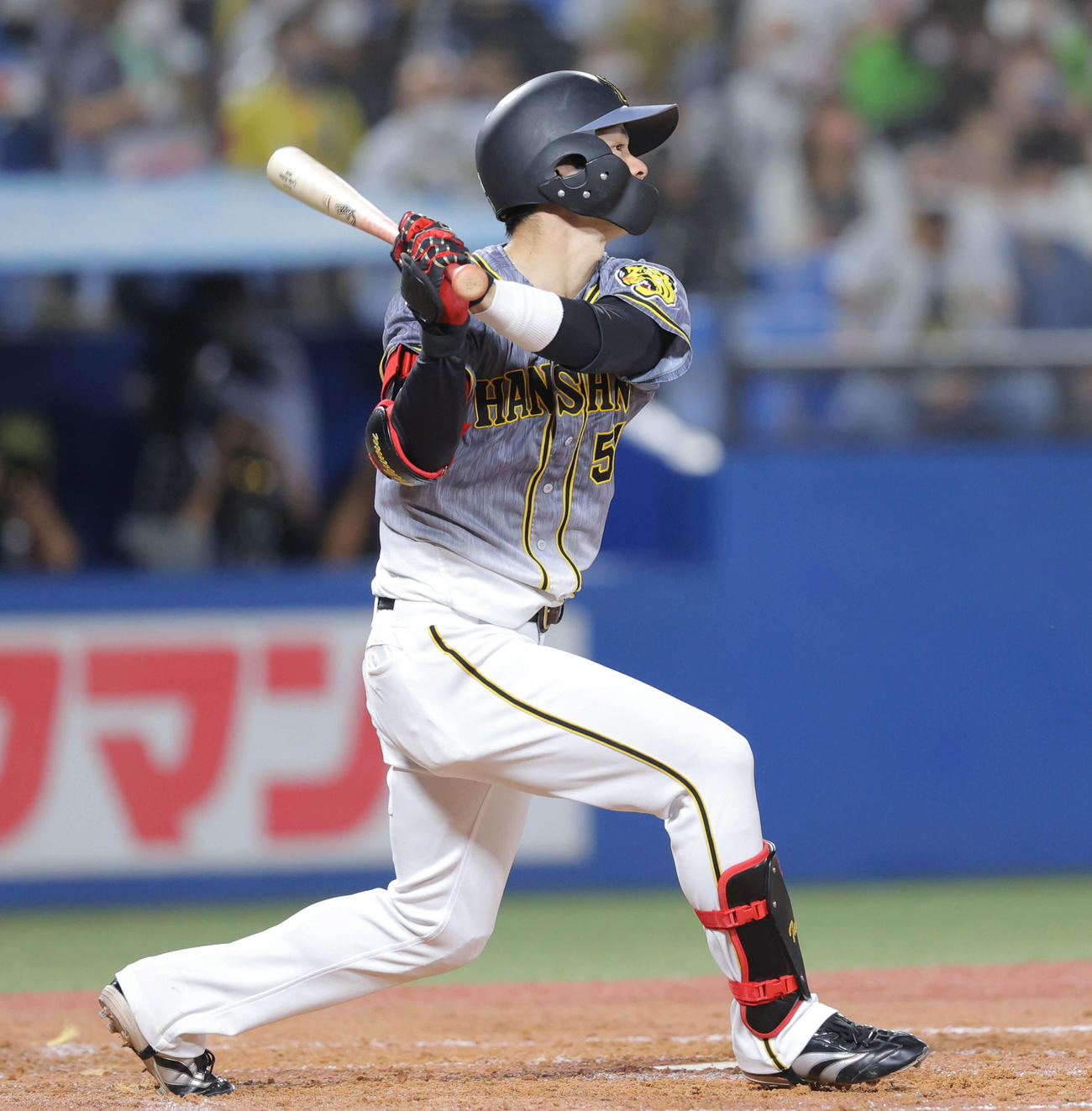 ヤクルト対阪神　5回表阪神2死一塁、右二塁打を放つ中野（撮影・河田真司）