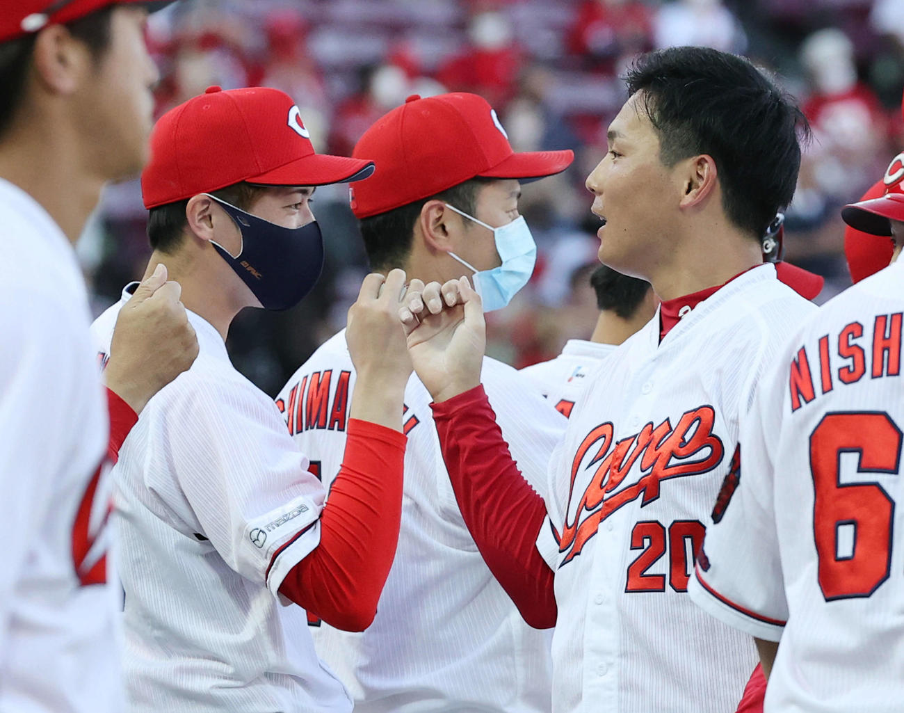 広島対巨人　森下（左）とグータッチする栗林（右）（撮影・加藤孝規）