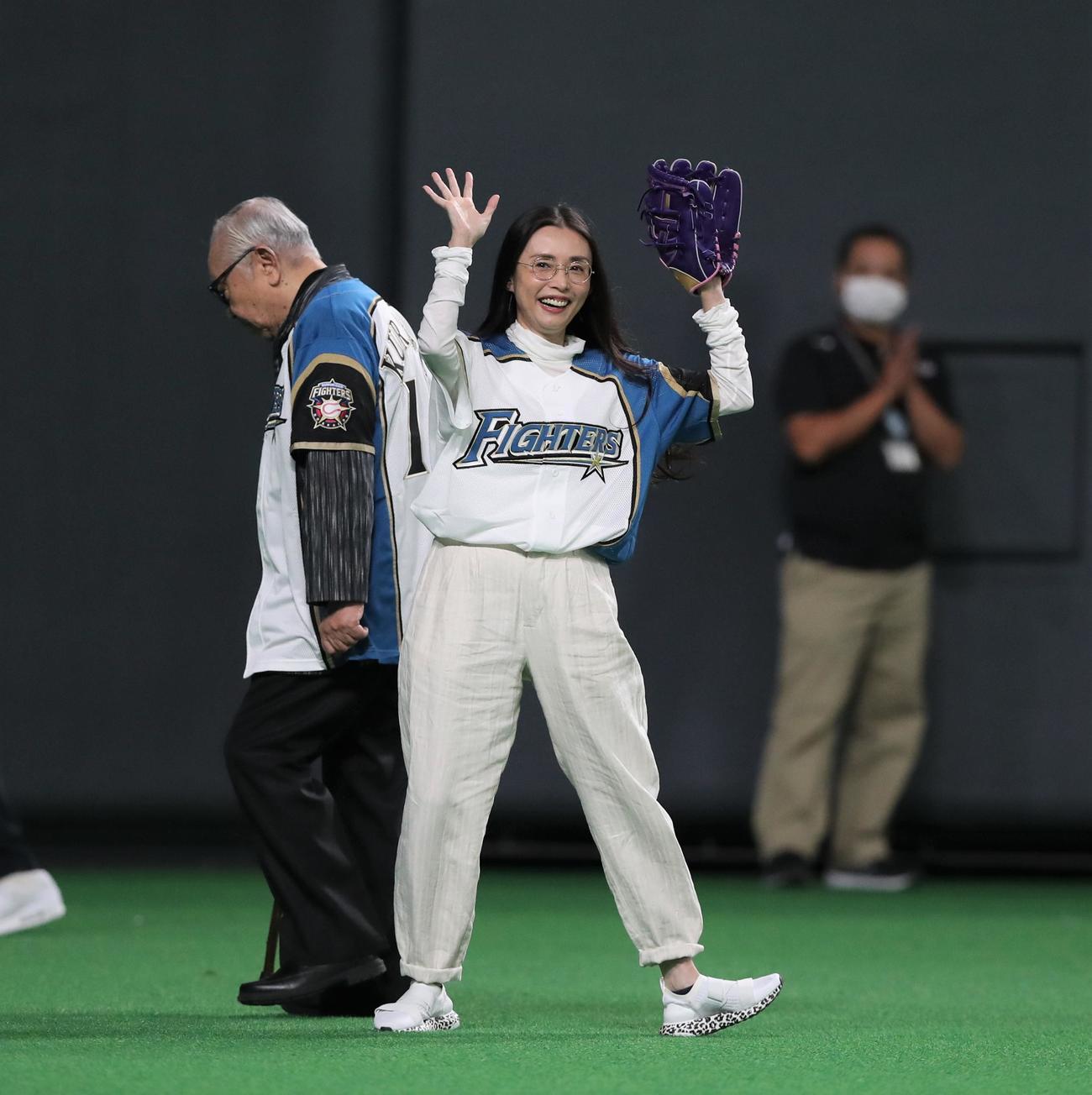 日本ハム対ロッテ　ファーストピッチセレモニーで手を振る中嶋朋子。左は倉本聡氏（撮影・黒川智章）