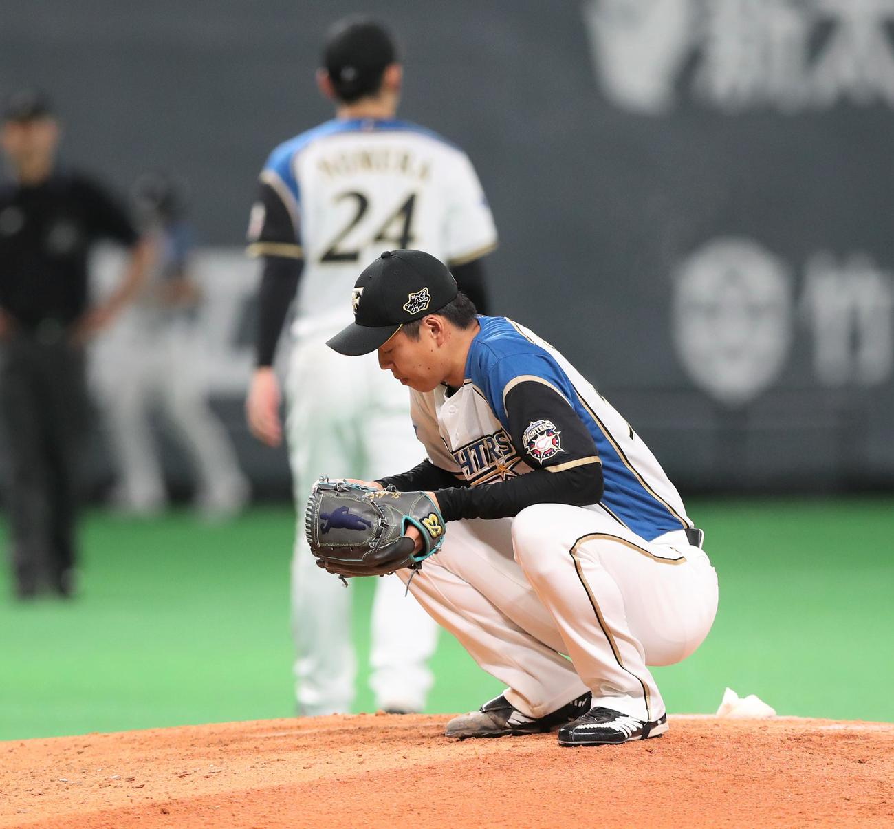 日本ハム対ロッテ　9回表ロッテ2死一塁、岡に左越え2点本塁打を浴びしゃがみ込む杉浦（撮影・黒川智章）