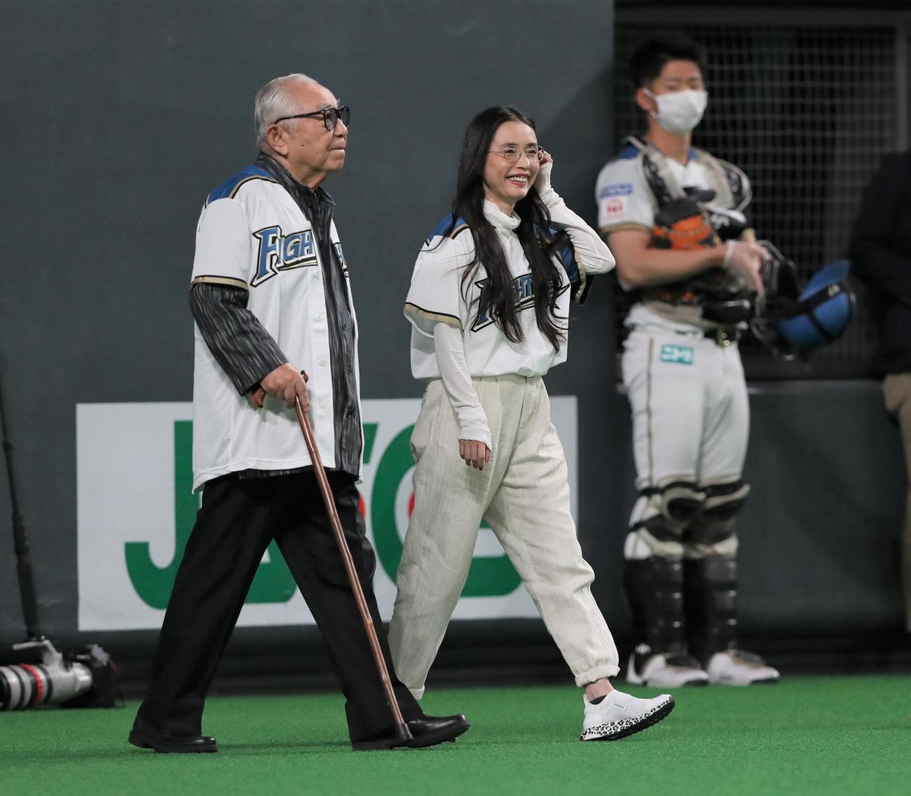 日本ハム対ロッテ　「田中邦衛さん追悼セレモニー」に訪れた倉本氏（左）と中嶋朋子（撮影・黒川智章）