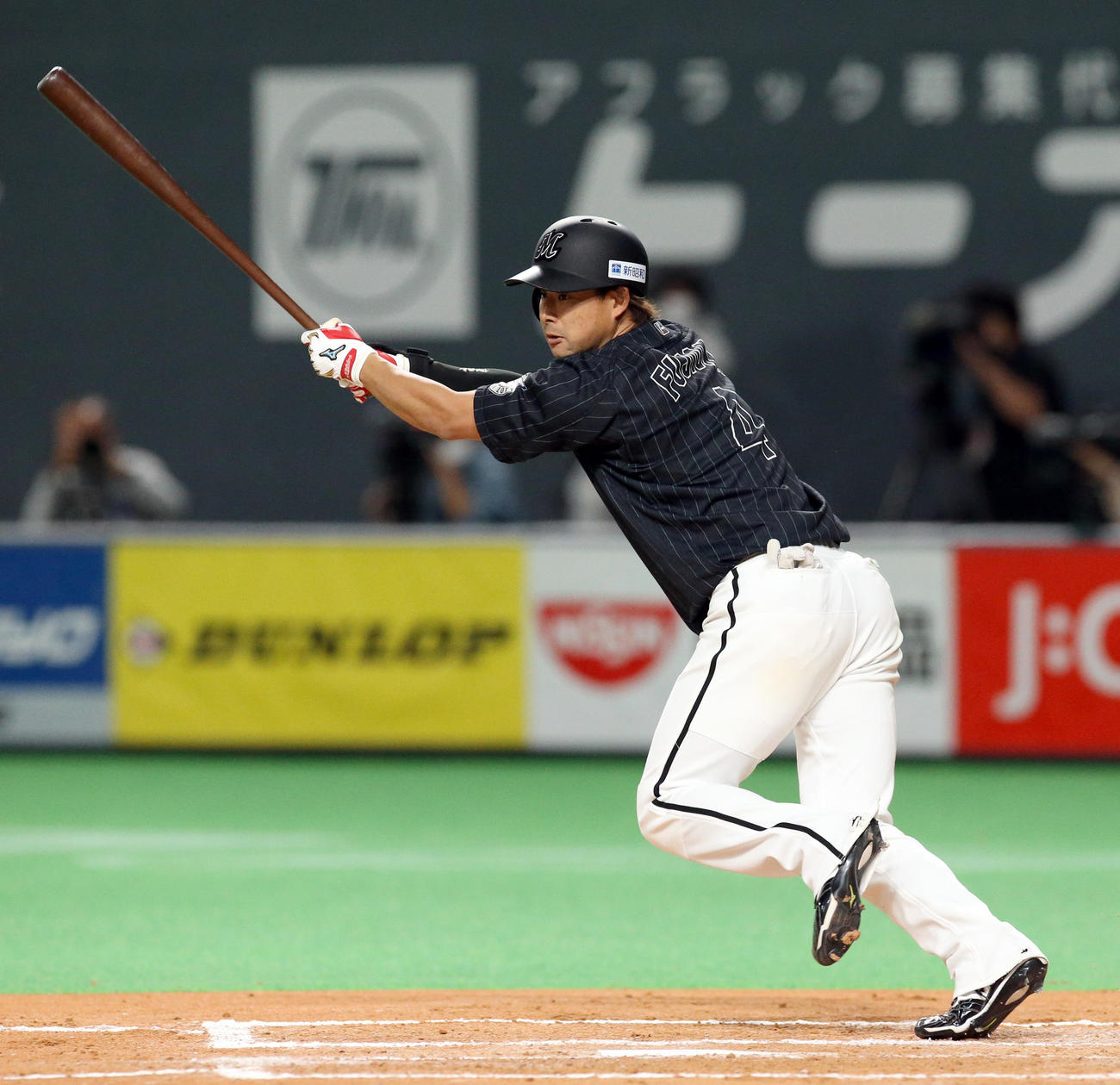 日本ハム対ロッテ　7回表ロッテ2死三塁、藤岡は同点となる適時二塁打を放つ（撮影・佐藤翔太）