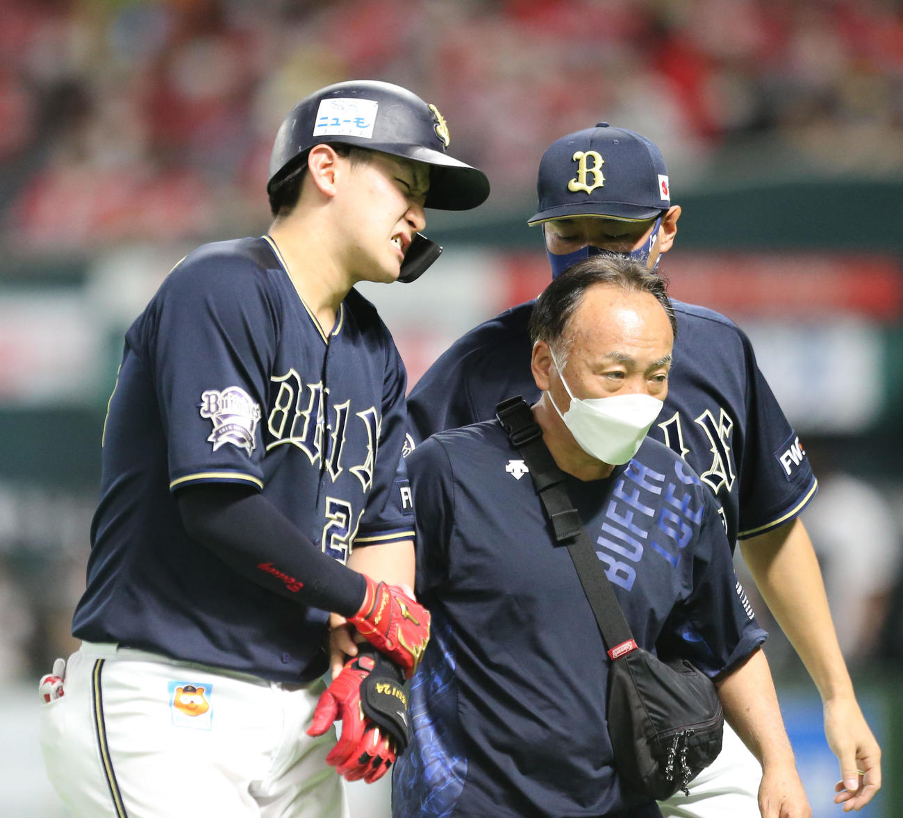 ソフトバンク対オリックス　8回表オリックス1死一、二塁、紅林は死球を受け負傷交代をする（撮影・屋方直哉）