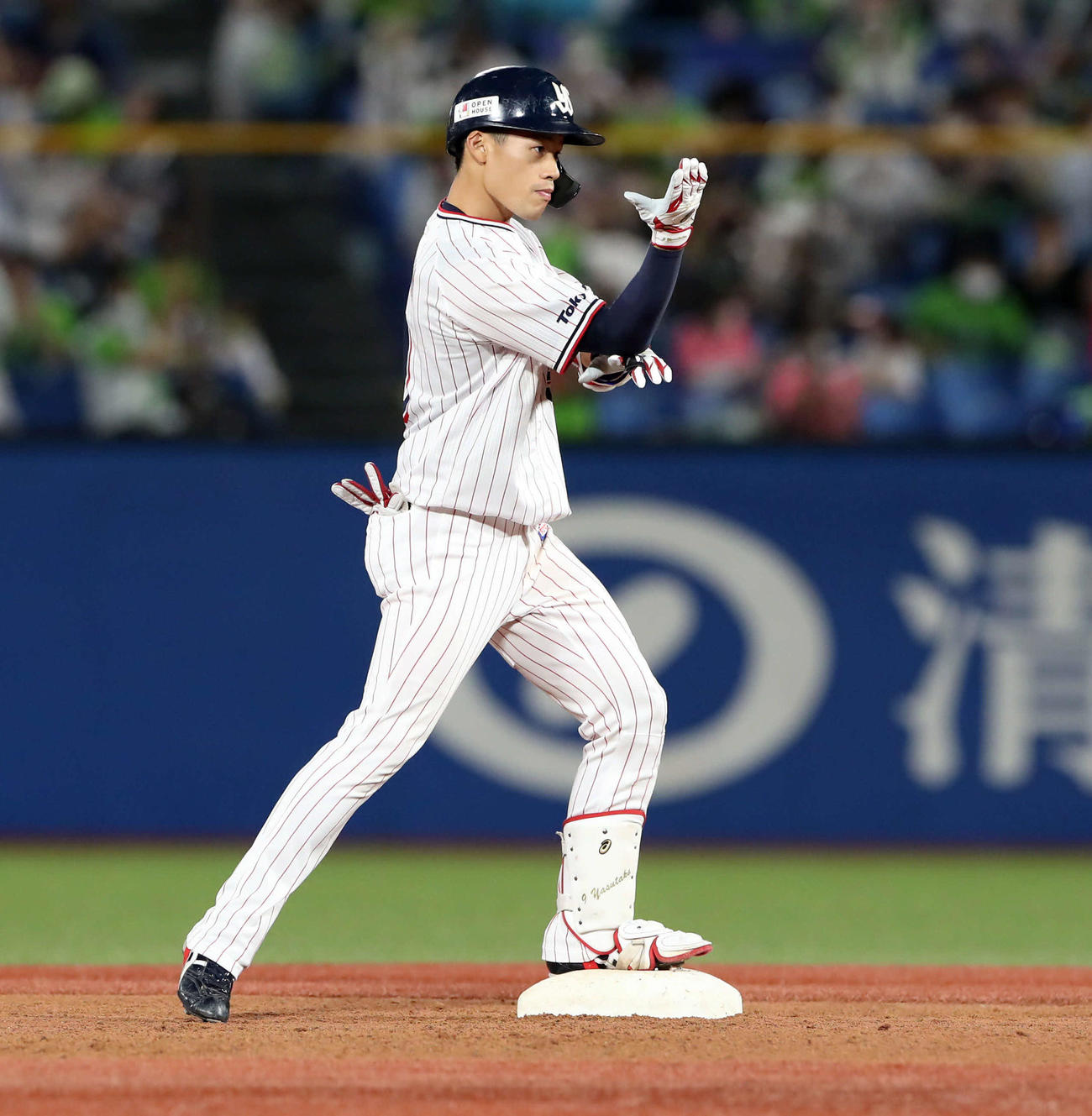 ヤクルト対阪神　6回裏ヤクルト1死二塁、塩見は中越え適時二塁打を放ち、二塁上でポーズを決める（撮影・加藤哉）