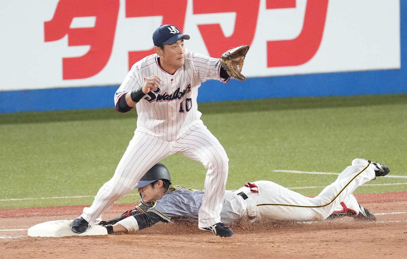 ヤクルト対阪神　9回表阪神2死二塁、内野安打を放ち一塁へヘッドスライディングする中野。一塁手荒木（撮影・鈴木みどり）