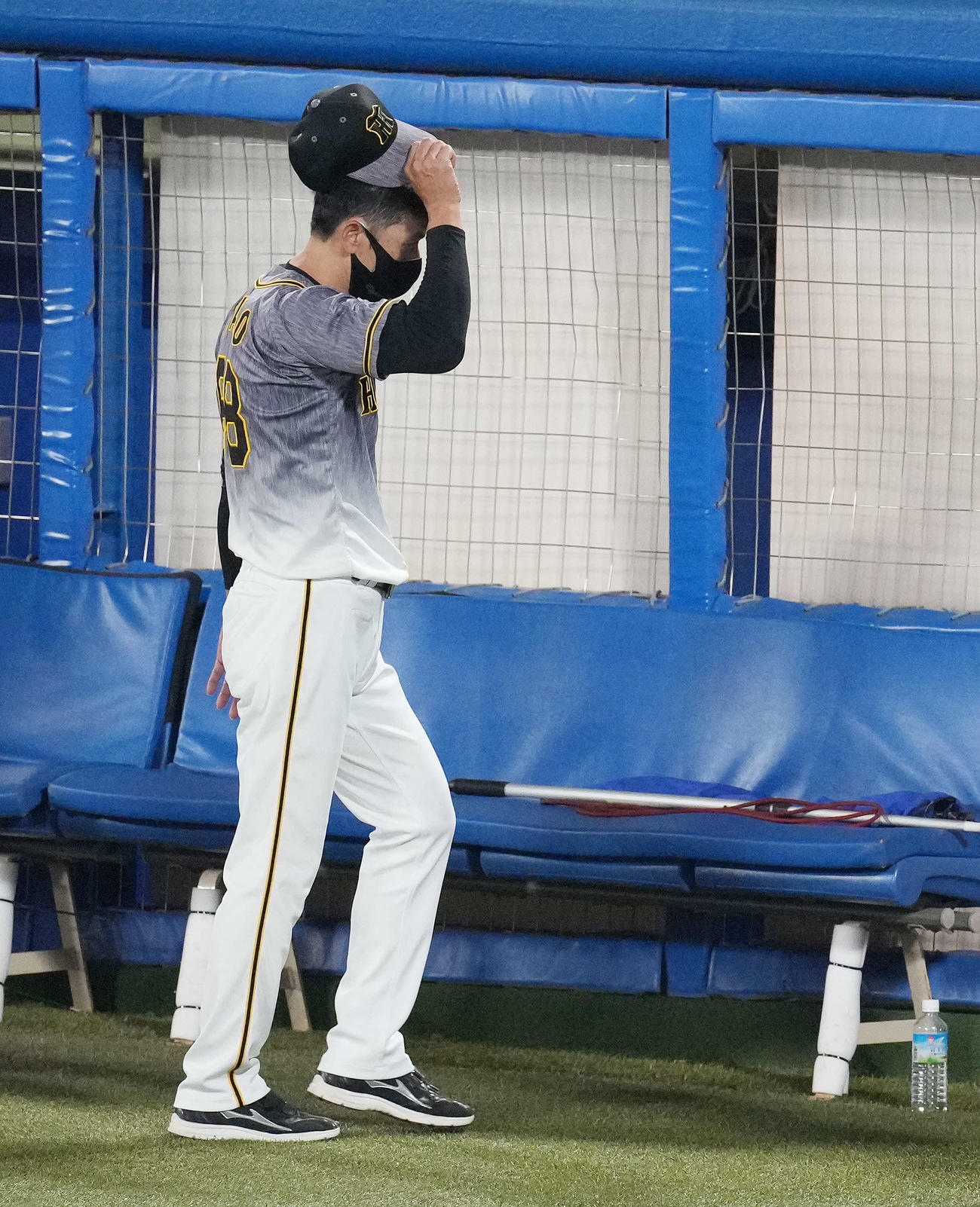 ヤクルト対阪神　ヤクルトに敗れ引き揚げる阪神矢野監督（撮影・鈴木みどり）