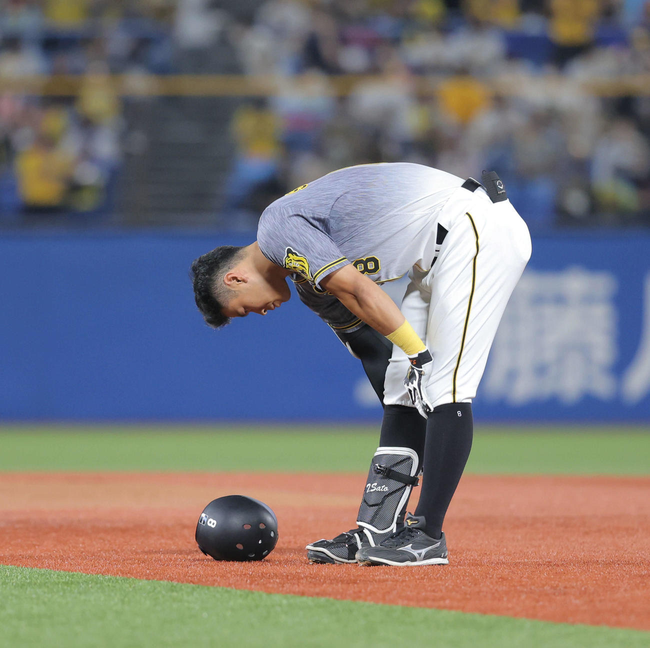 ヤクルト対阪神　4回表阪神2死満塁、左飛に倒れる佐藤輝（撮影・河田真司）