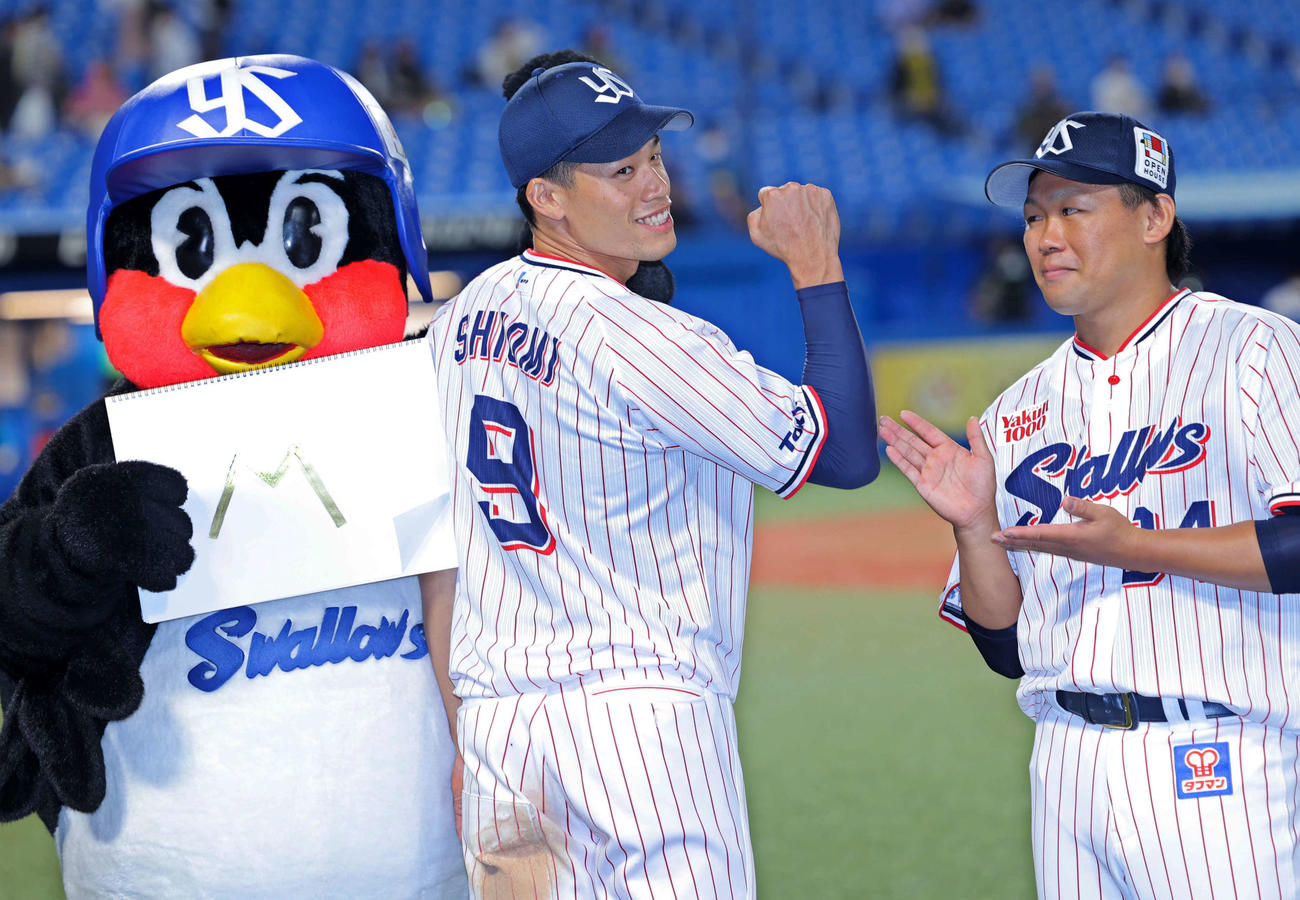 マジック「9」を塩見（中央）の背番号でつくり写真に納まる田口（撮影・河田真司）