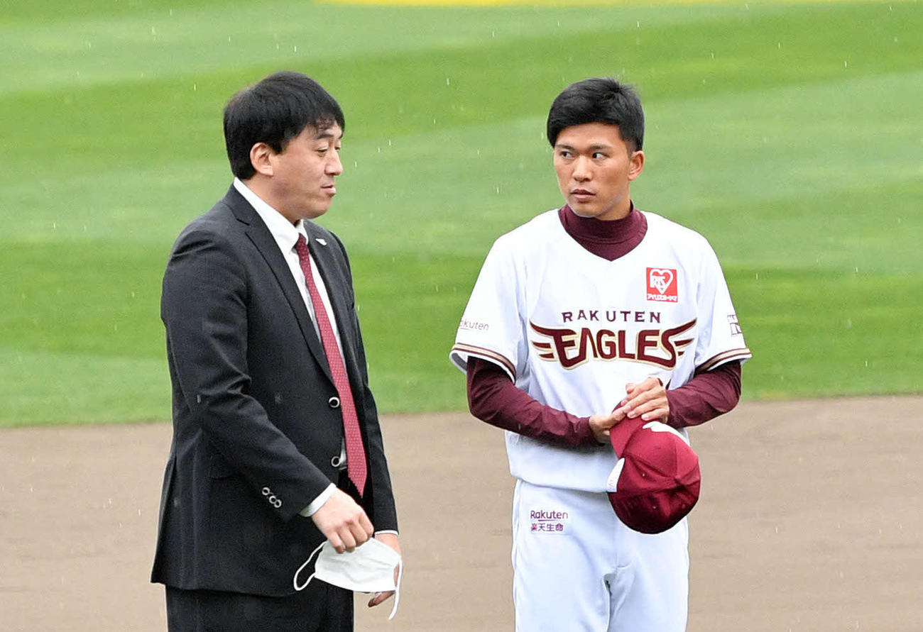 早川隆久（右）と話す石井一久GM兼監督（2020年12月5日撮影）