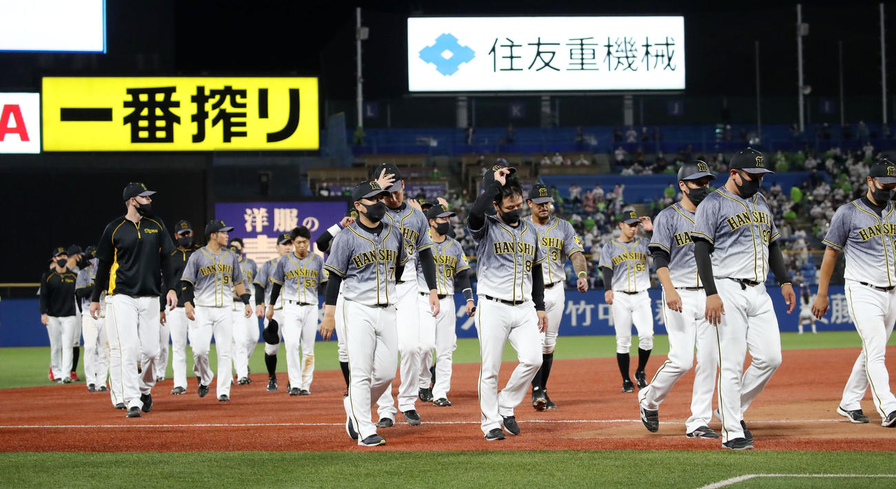 ヤクルト対阪神　スタンドにあいさつを終え引き揚げる阪神ナインたち（撮影・加藤哉）