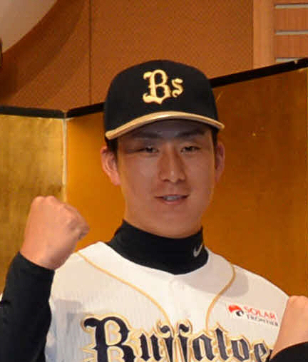 オリックス新入団選手発表の席で笑顔でポーズを決める杉本裕太郎（2015年12月20日撮影）