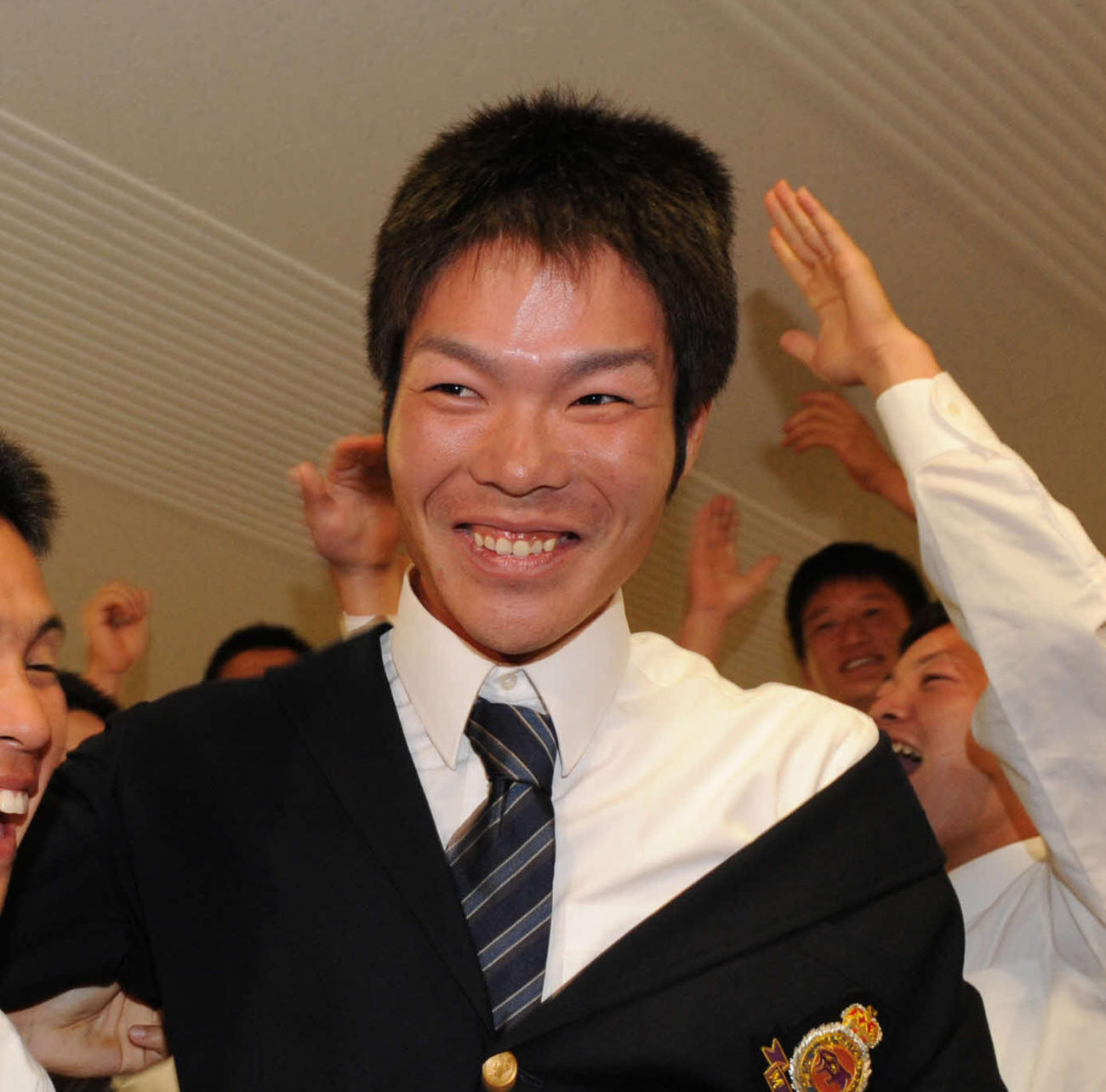 楽天からドラフト6位指名を受けナインの祝福を受ける島内宏明（2011年10月27日撮影）