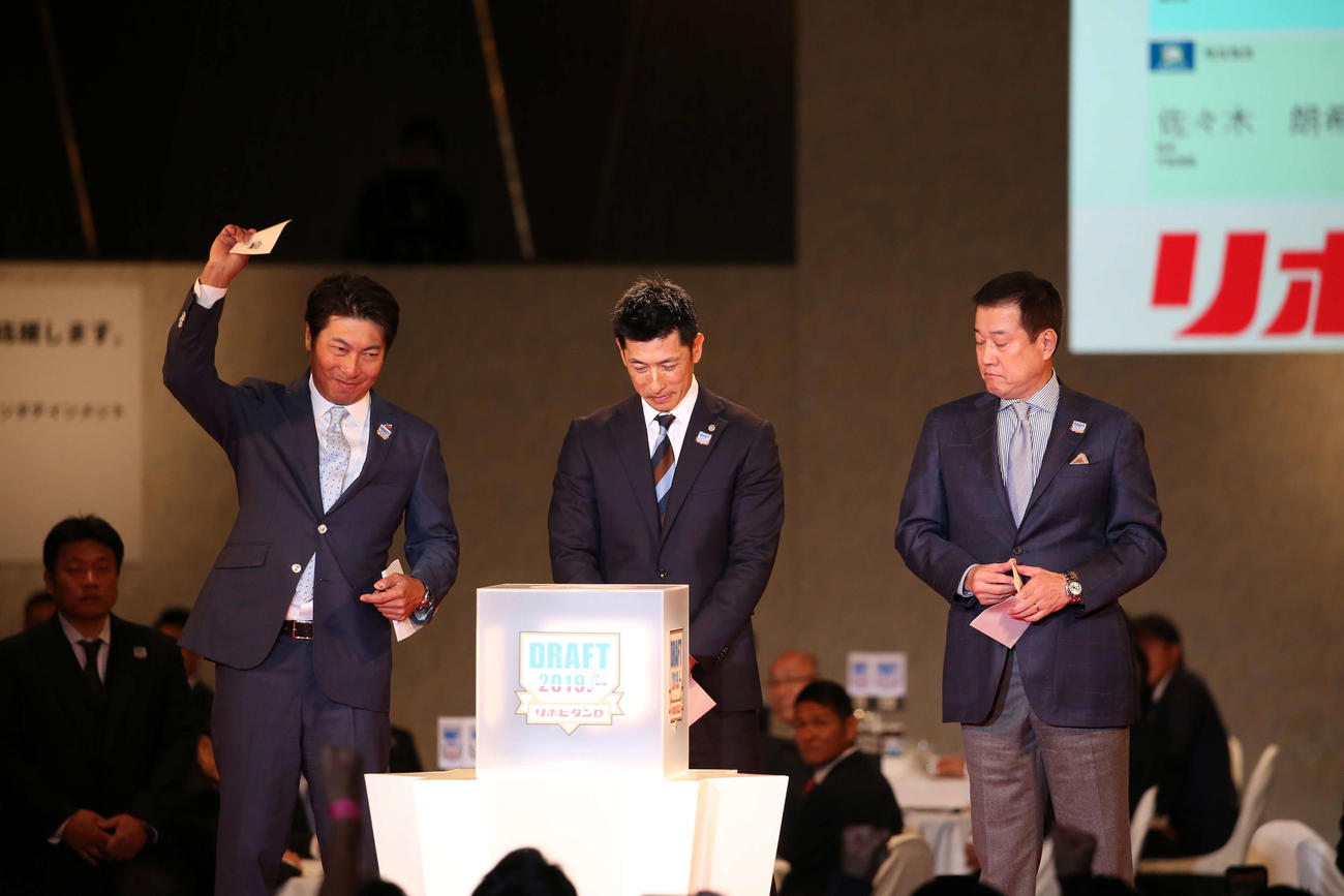 星稜・奥川の交渉権を獲得し、笑顔を見せるヤクルト高津監督（左）。中央は阪神矢野監督、右は巨人原監督（2019年10月17日撮影）