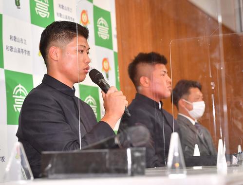 DeNA1位で指名され会見する小園（左）とロッテに1位指名された松川（中央）と（撮影・上田博志）