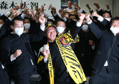 高知の森木（中央）は阪神1位指名を受け、仲間たちとポーズを決める（撮影・上山淳一）