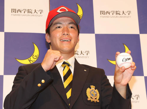 ボールを手に笑顔の関学大・黒原（撮影・渦原淳）