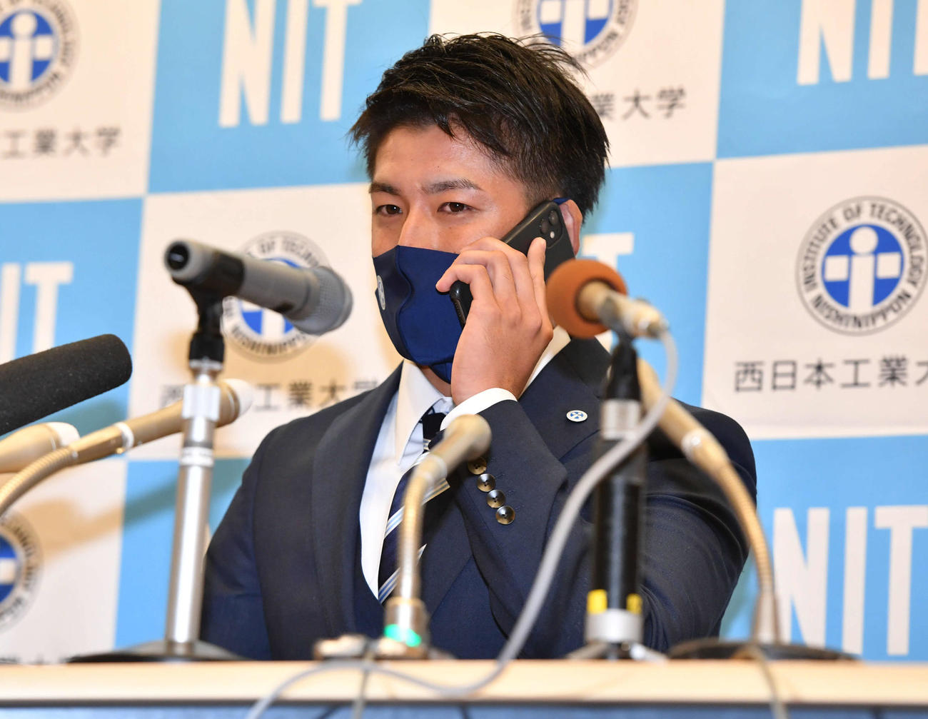 4球団競合の末に西武が指名権を獲得し、電話であいさつを受ける西日本工大・隅田（撮影・岩下翔太）