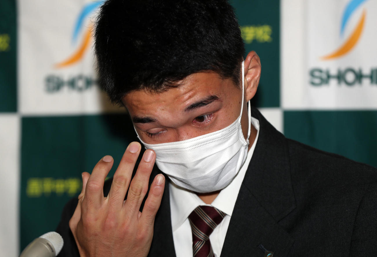 楽天ドラフト1位で指名され、涙を流す昌平・吉野（撮影・狩俣裕三）