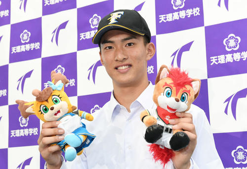 日本ハムから1位に指名され笑顔の天理・達（撮影・滝沢美穂子）