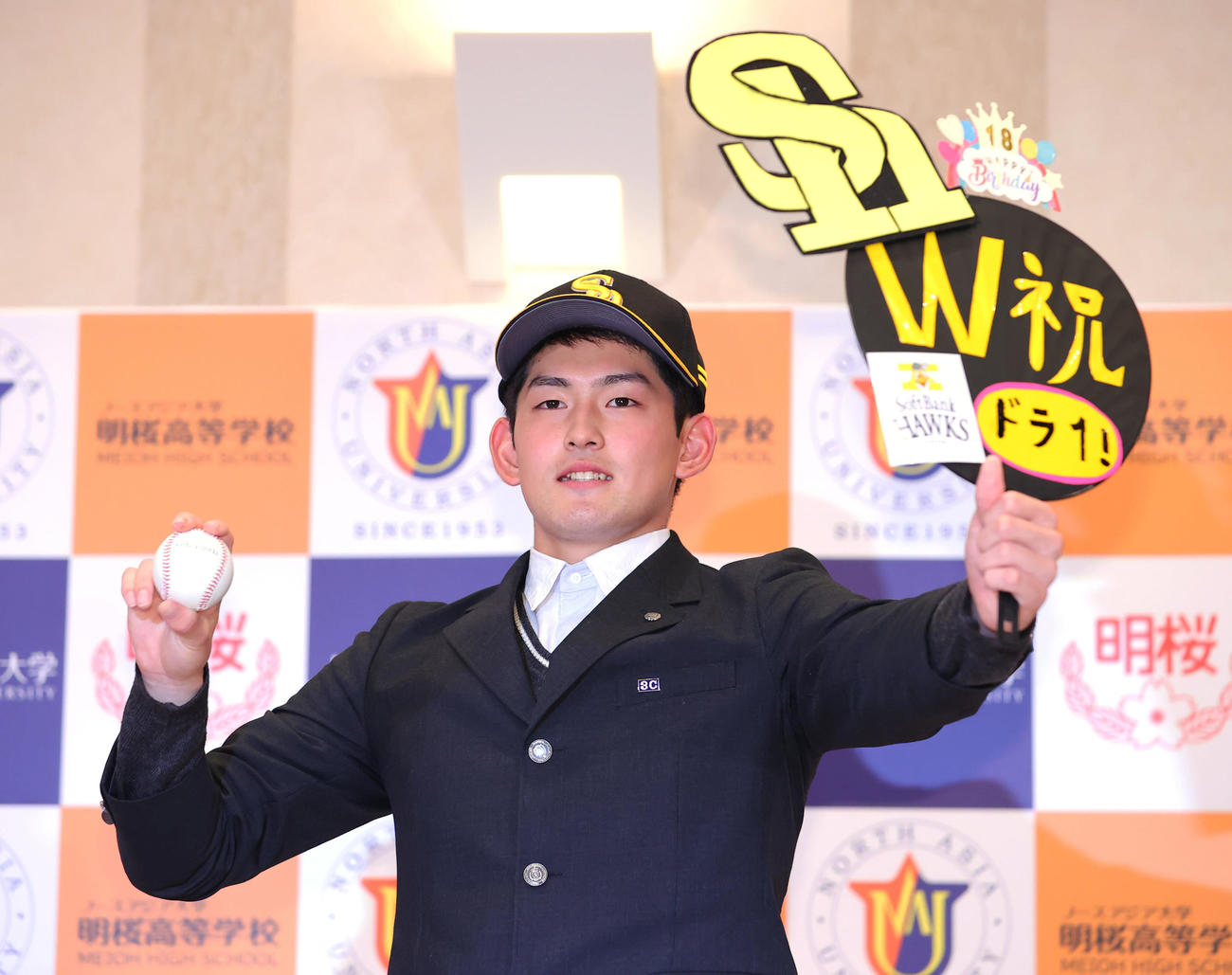 ソフトバンクの1位指名を受けこの日誕生日のノースアジア大明桜・風間は笑顔で写真に納まる（撮影・垰建太）