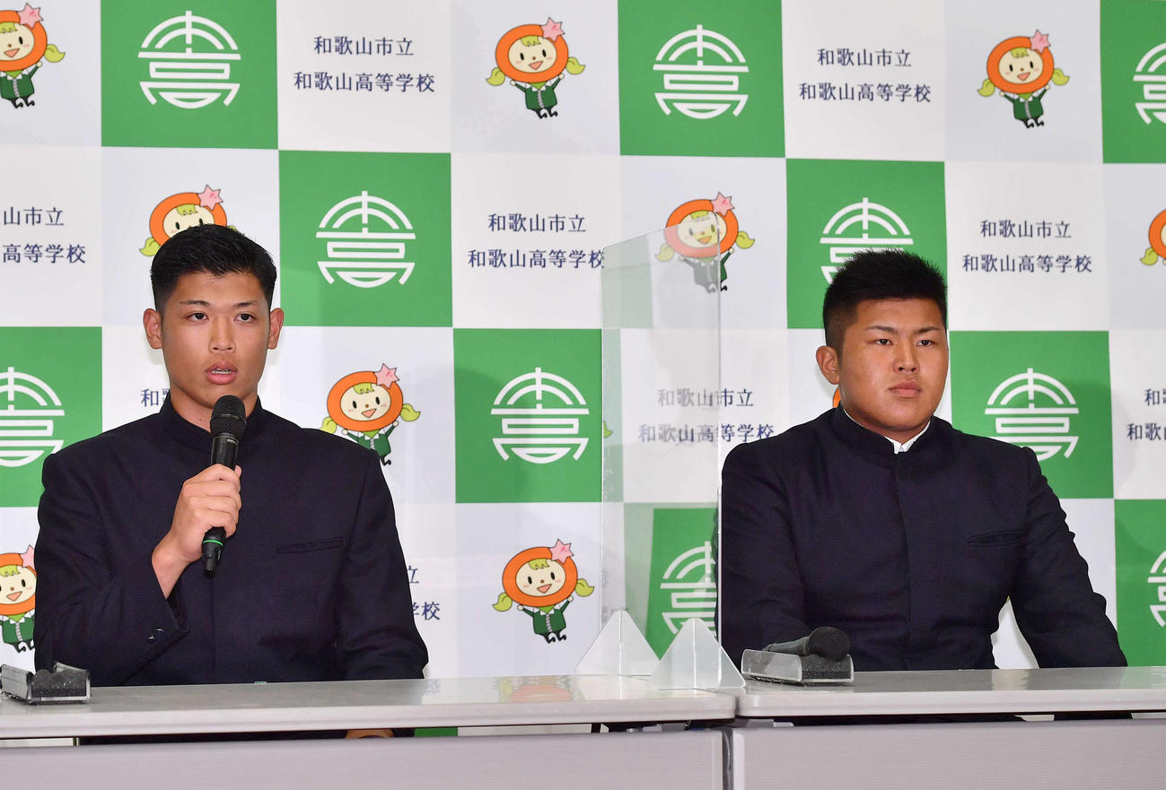 DeNAに1位指名され笑顔で会見する市和歌山・小園（左）とロッテ1位指名の松川（撮影・上田博志）
