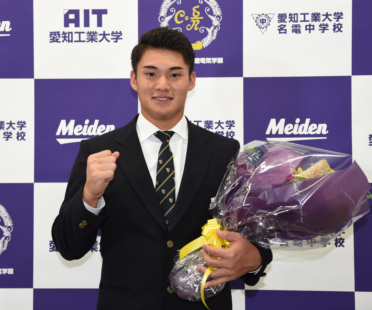 プロ野球ドラフト2021　会見後、ポーズを決める田村俊介（撮影・森本幸一）