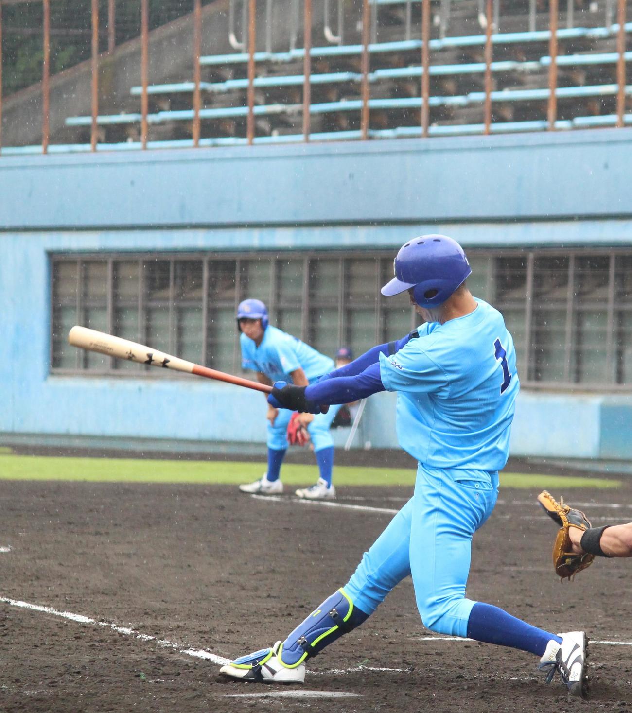 日体大対帝京大　4回表日体大1死一、三塁、先制の適時打を放つ4番の矢沢（2021年9月12日撮影）