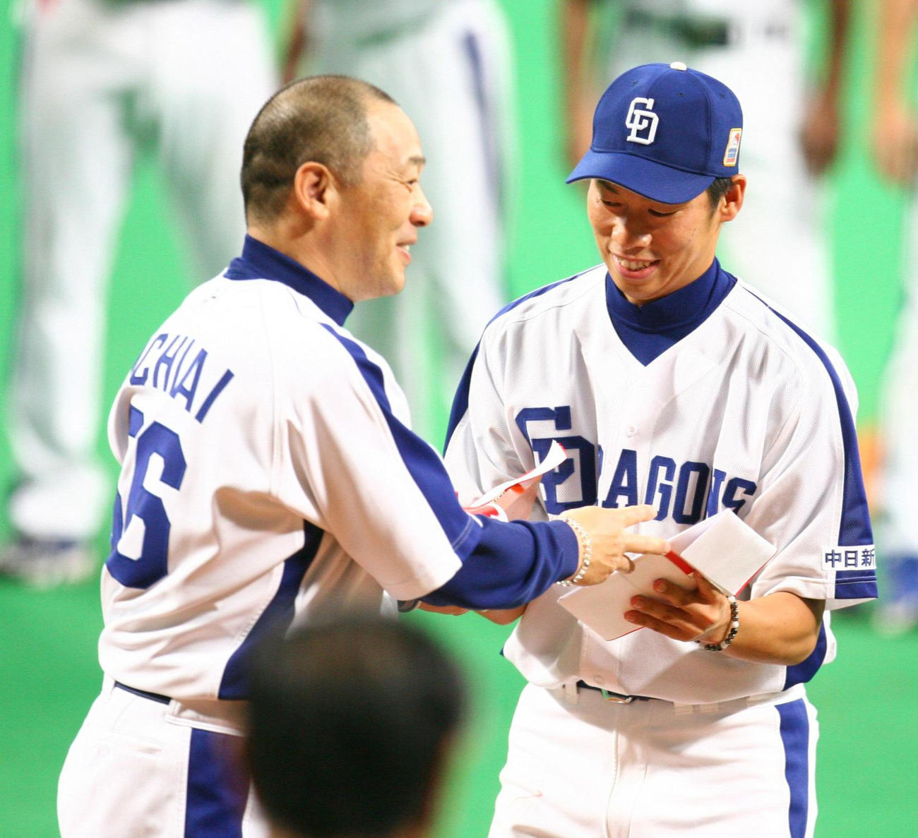 07年、日本シリーズ第5戦　中日対日本ハム　8回までを完全に抑え、パーフェクトリレーで優勝を達成した山井大介は、落合博満監督と握手をかわす