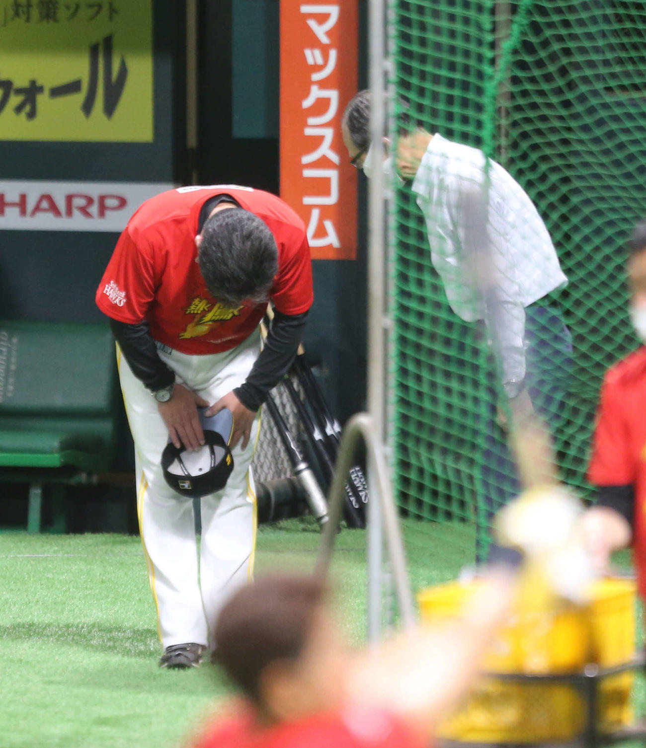 ソフトバンク対オリックス　王球団会長（右）にあいさつをする工藤監督（撮影・屋方直哉）