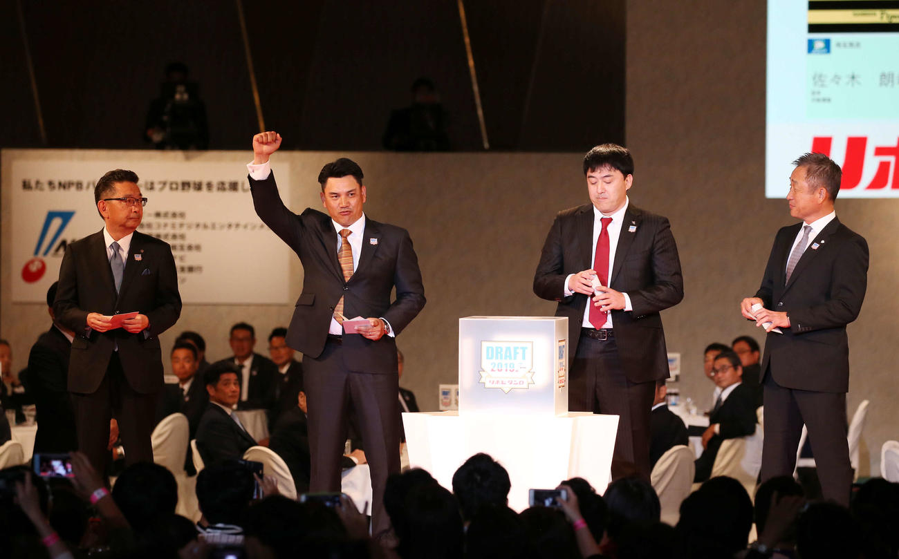 大船渡・佐々木朗希の交渉権を獲得したロッテ井口資仁監督（左から2人目）はガッツポーズ（2019年10月17日撮影）