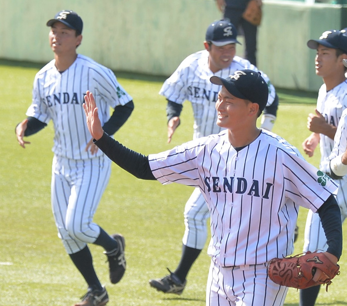 完封勝ちに笑顔の仙台大・川和田（手前）