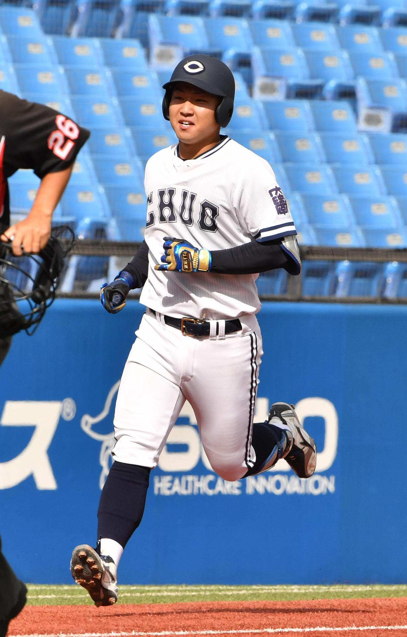 中大対亜大　1回表中大2死、古賀は右越えに本塁打を放ち生還する（撮影・柴田隆二）