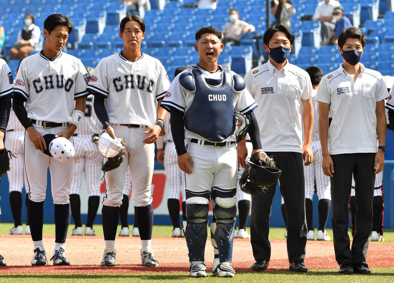 中大対亜大　勝利した中大・古賀悠斗主将（中央）はあいさつする（撮影・柴田隆二）