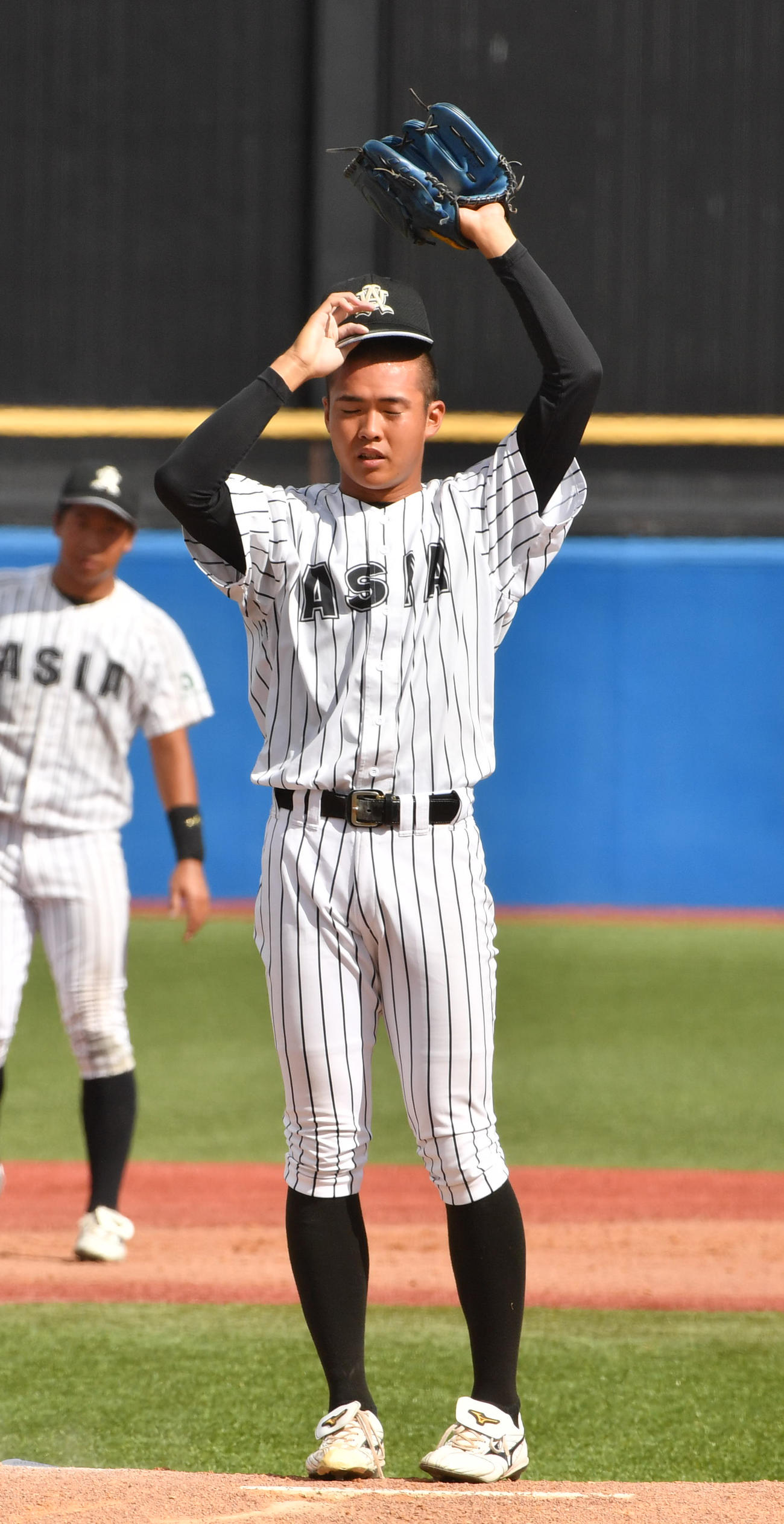 中大対亜大　先発した亜大・松本健は2回で5失点と打たれた（撮影・柴田隆二）