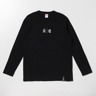 巨人とマイケル・ジャクソンのコラボグッズのTシャツ（長袖）の前面（球団提供）