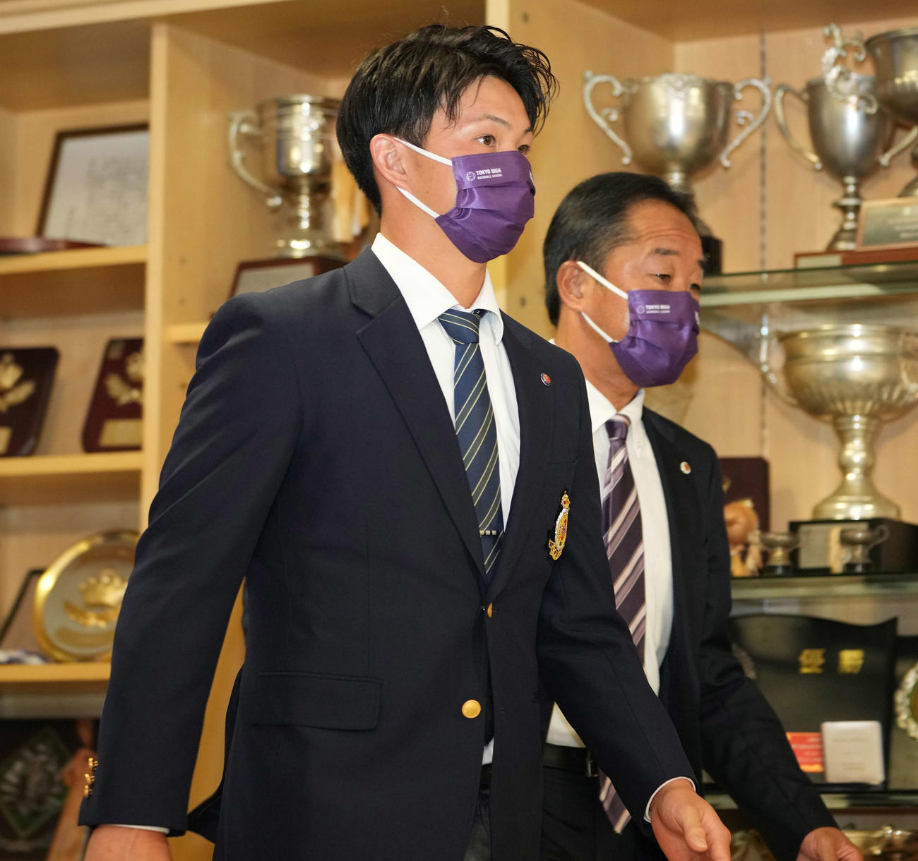支配下でのドラフト指名がされず、田中監督（右）に背中を押されながら引き揚げる明大・竹田（撮影・鈴木みどり）