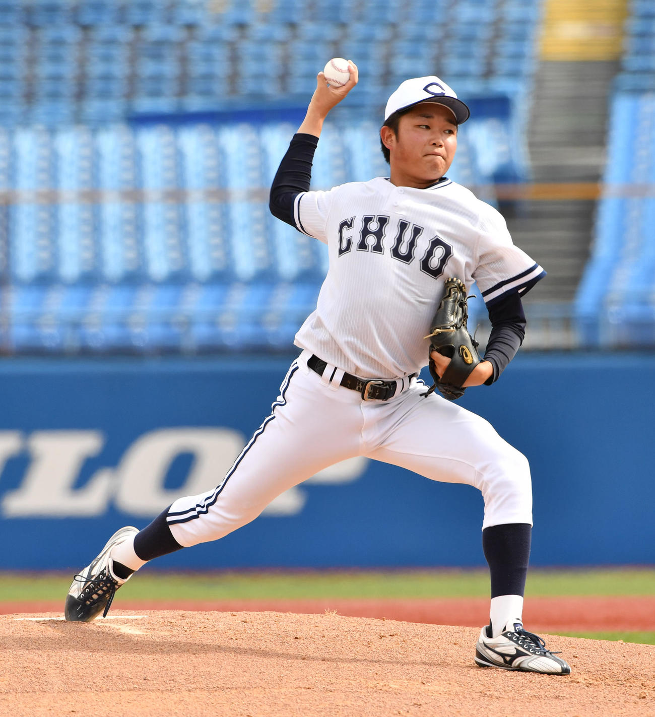 中大対亜大　先発した中大・石田裕（撮影・柴田隆二）