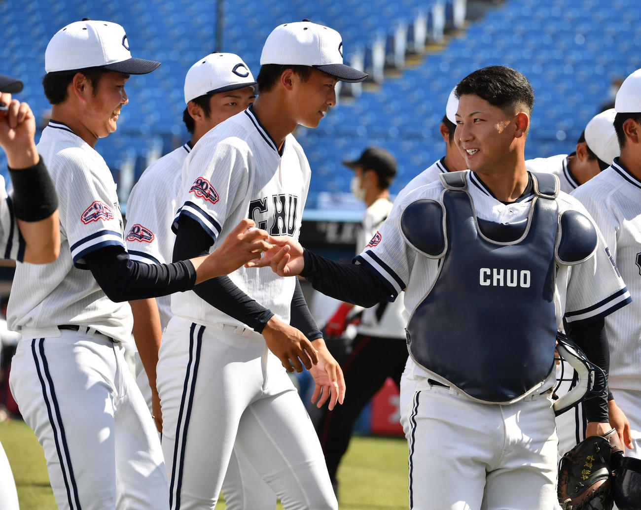 中大対亜大　完封勝利の中大・石田裕（左）にウイニングボールを渡す古賀捕手（右）（撮影・柴田隆二）