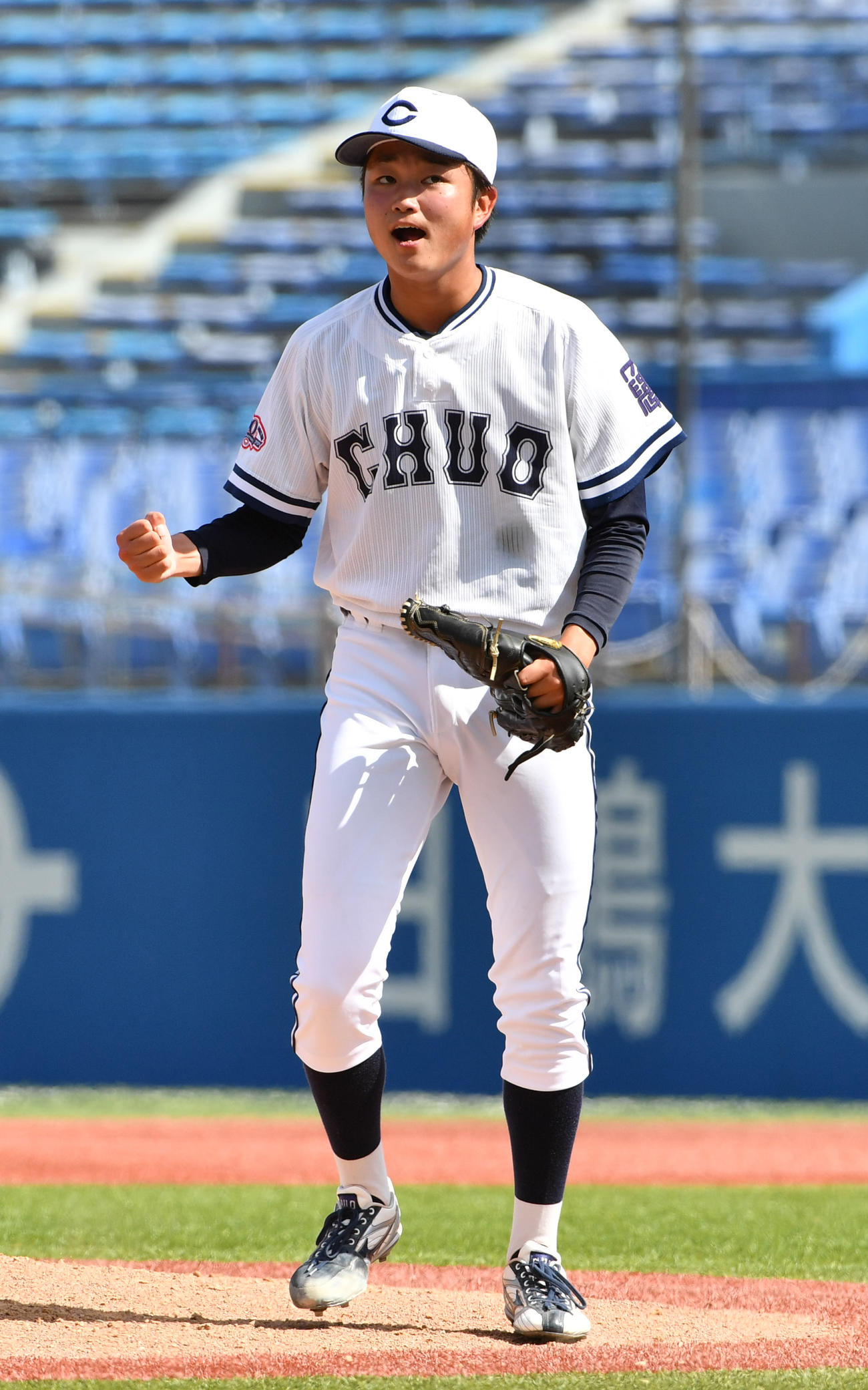中大対亜大　2安打完封勝利しガッツポーズする中大・石田裕（撮影・柴田隆二）