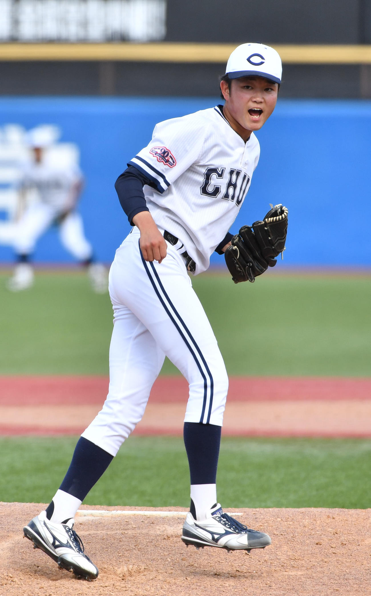 中大対亜大　2安打完封勝利しほえる中大・石田裕（撮影・柴田隆二）
