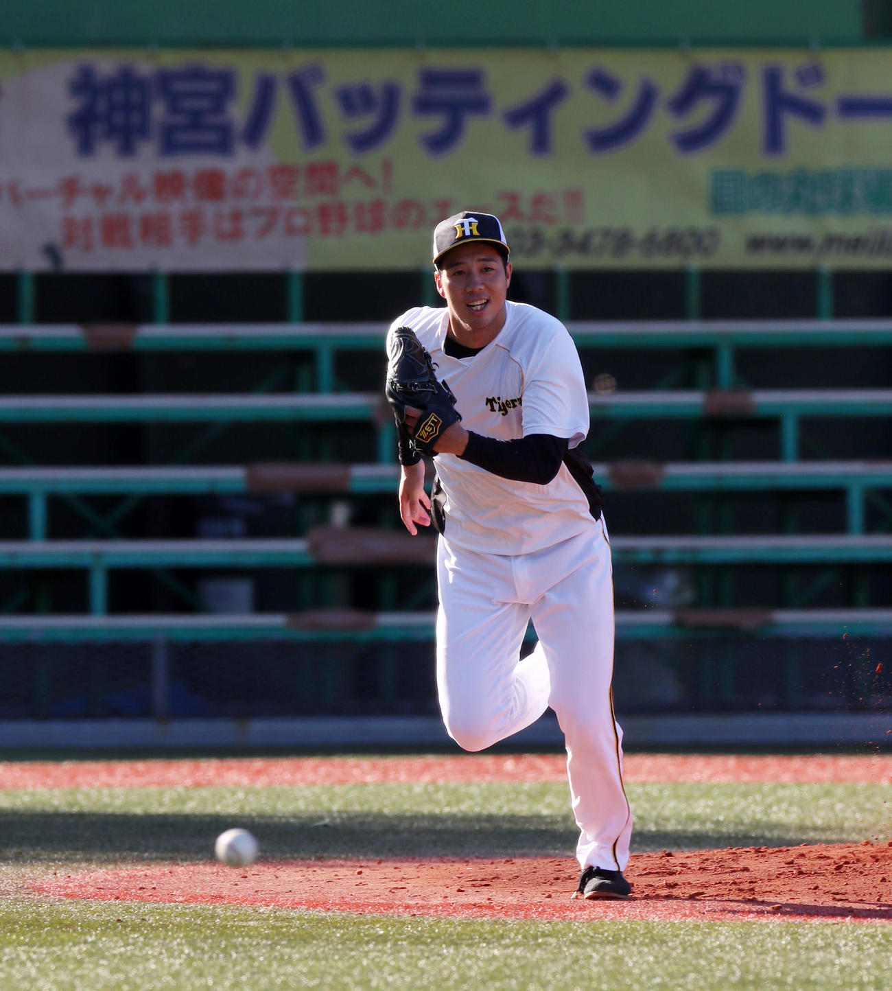 投内連係の練習で一塁へカバーに入る阪神青柳（撮影・加藤哉）