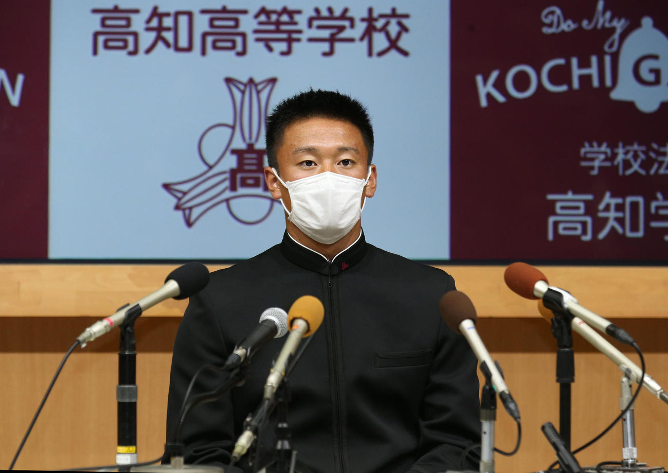 高知・森木は阪神から1位指名され会見する（撮影・上山淳一）