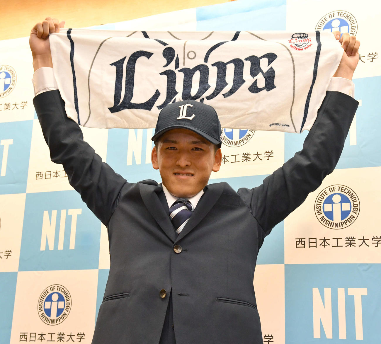 4球団競合で西武に1巡目で指名され、タオルを掲げる隅田（撮影・岩下翔太）