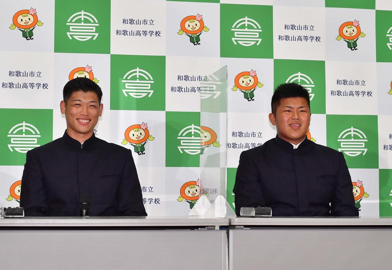 DeNAに1位指名され笑顔で会見する市和歌山・小園（左）とロッテ1位指名の松川（撮影・上田博志）