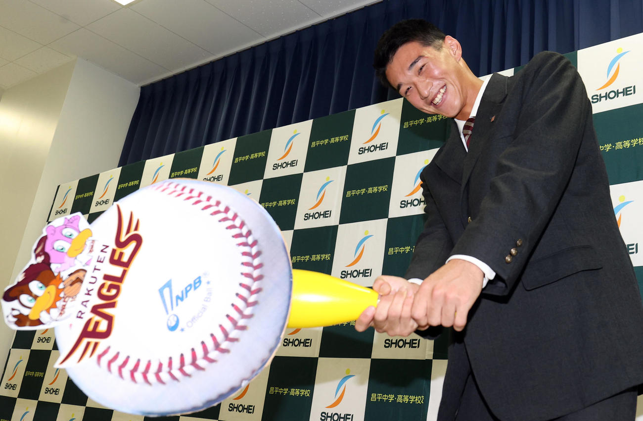 楽天ドラフト1位で指名され、笑顔でスウィングする昌平高・吉野（撮影・狩俣裕三）