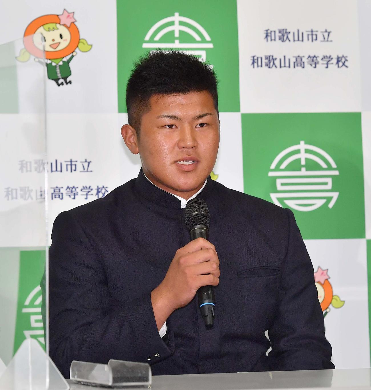 ロッテに1位指名され会見する市和歌山・松川（撮影・上田博志）