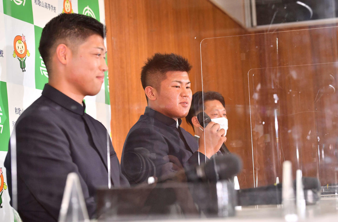 ロッテに1位指名され会見する市和歌山・松川（中央）とDeNA1位の小園（撮影・上田博志）
